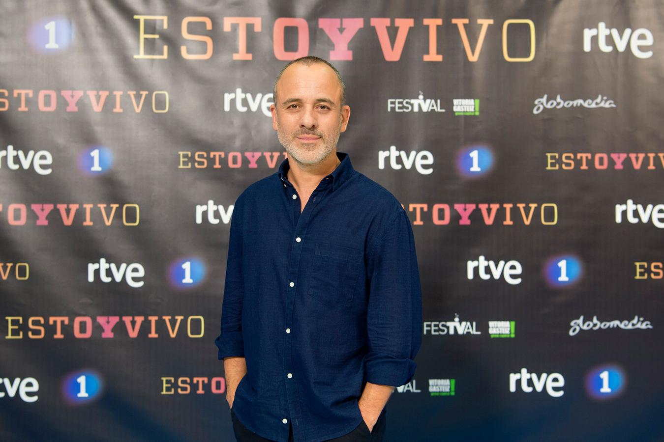 El actor Javier Gutiérrez en el photocall en el estreno de la serie 'Estoy vivo' en el FesTVal de Vitoria.