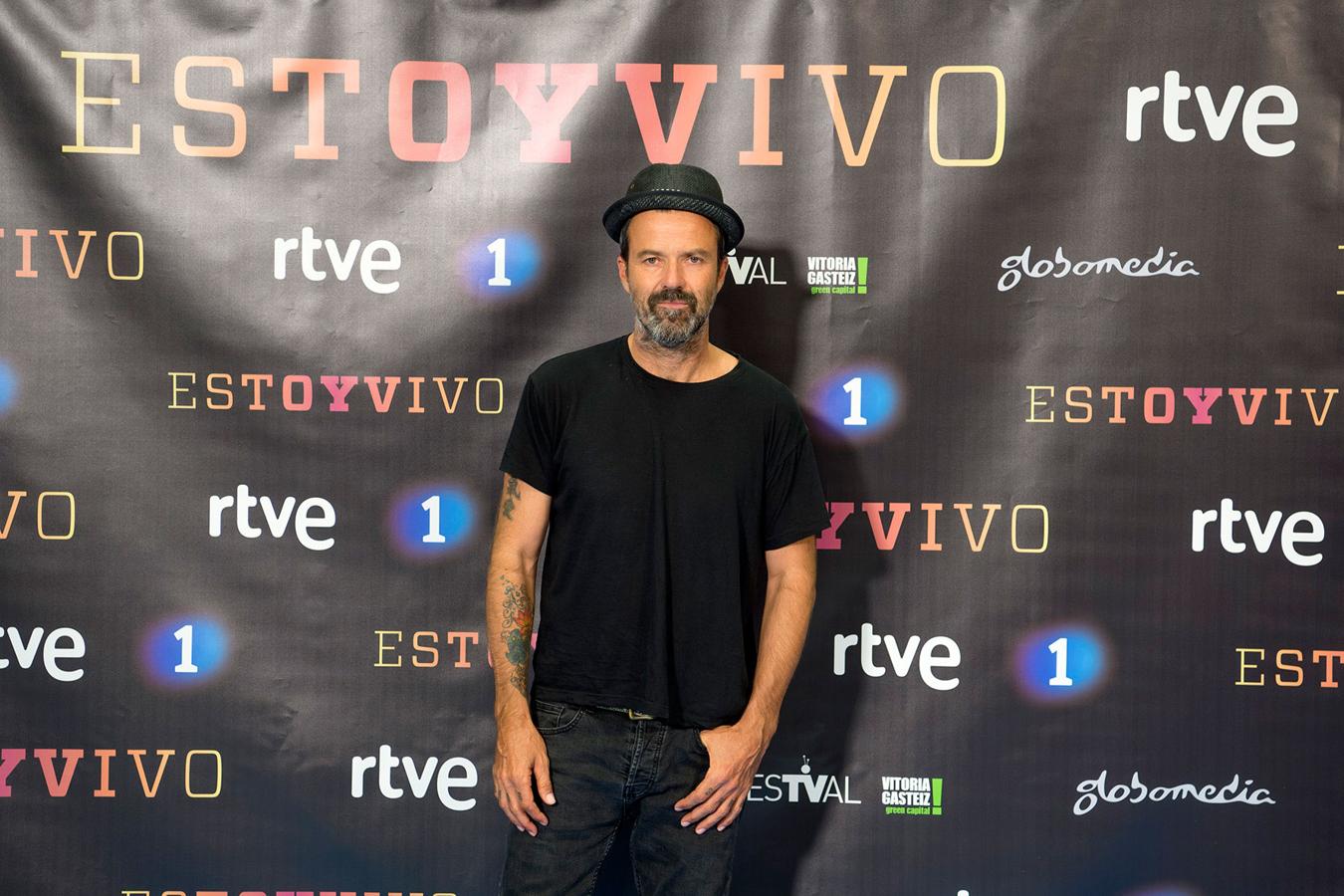 El cantante Pau Dones, se encarga de la música de cabecera, con la canción "Empezar de cero".