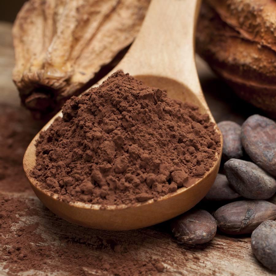 El cacao contiene polifenoles y cafeína que se caracteriza por sus propiedades antioxidantes y estimulantes.