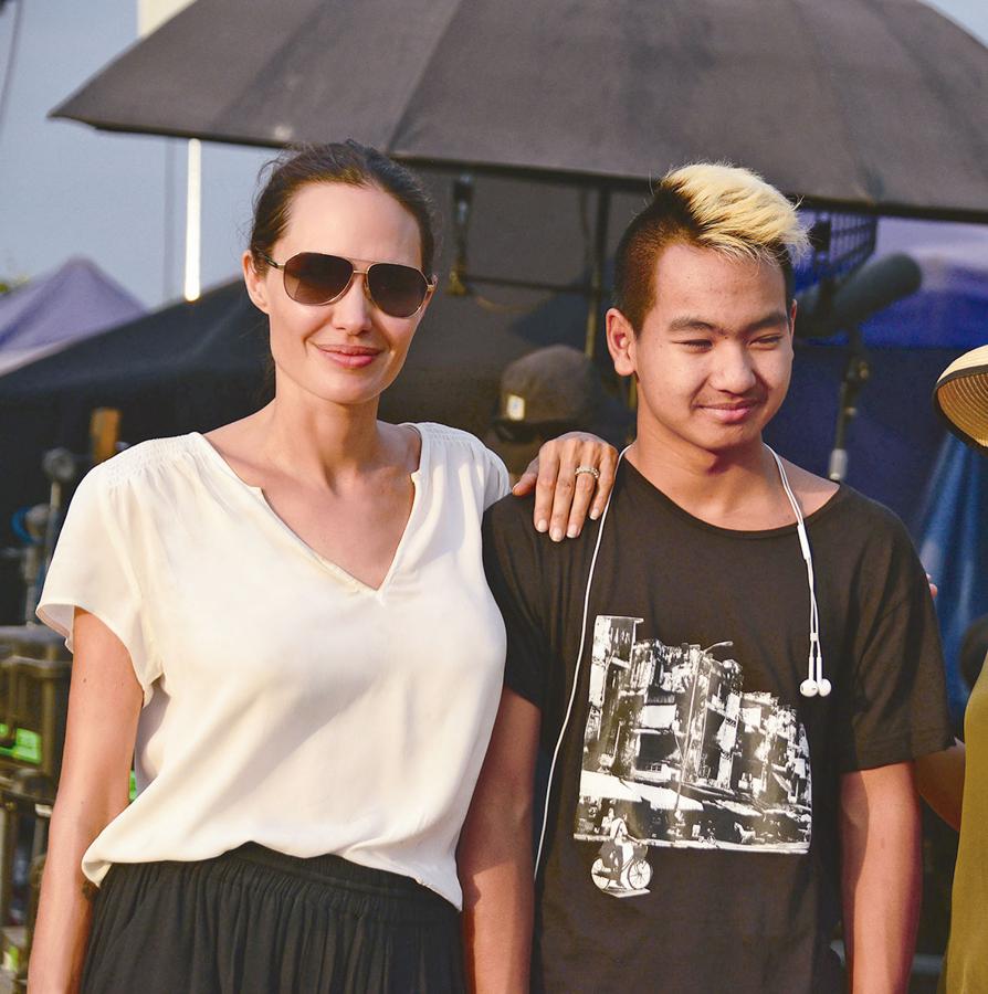 La actriz Angelina Jolie con su hijo Maddox en el rodaje de la película.