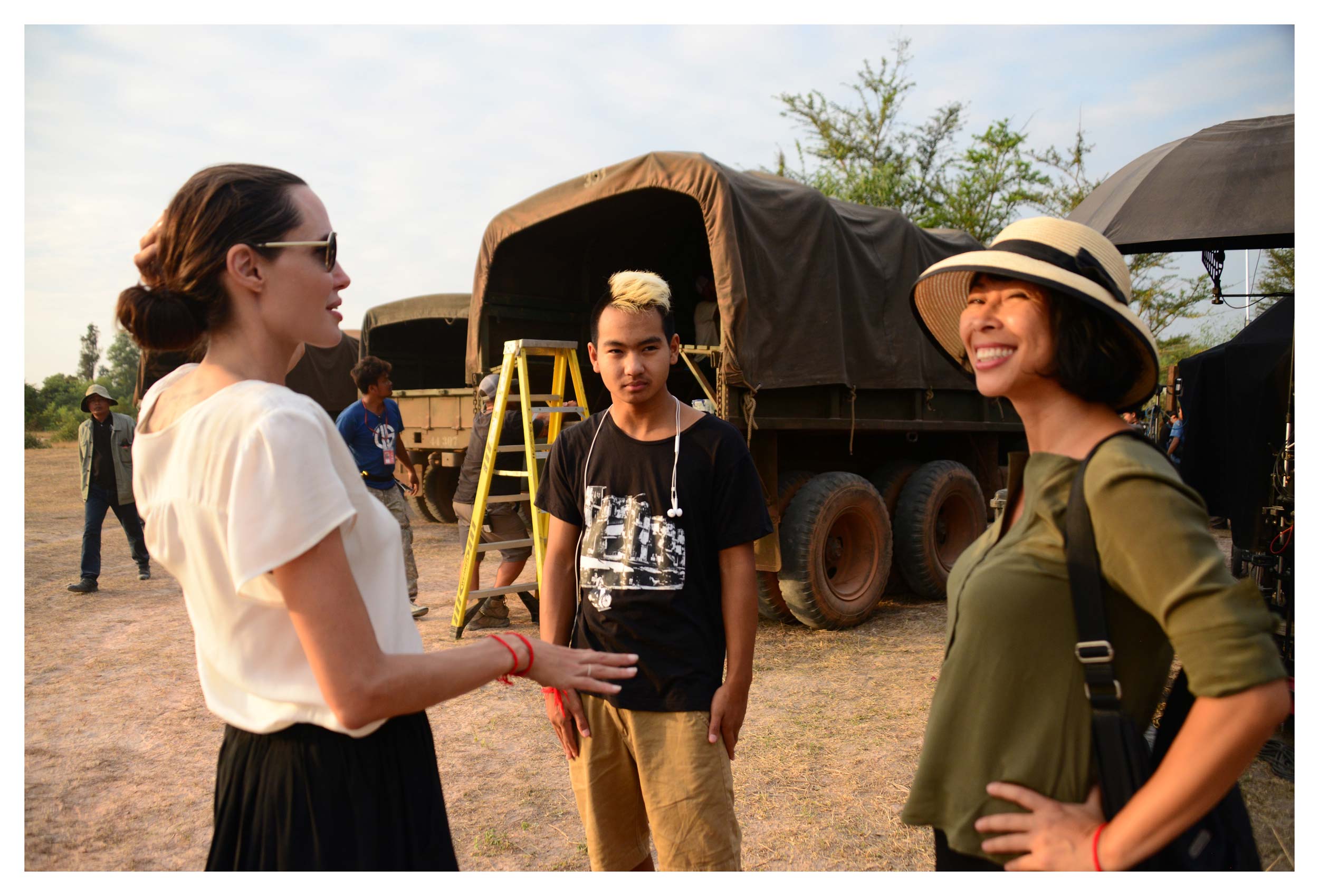 Angelina Jolie dando instrucciones a su hijo y a otra protagonista de la película durante el rodaje.