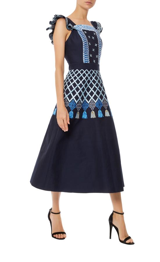 Este diseño midi de inspiración campestre en color marino con detalles estampados en azules más claros y pequeños volantes en los tirantes es el modelo Poppy Field de Temperley London. Lo tenemos fichado, nos encantaría copiarle el look a Paula Echevarría, pero de momento, 1.495 euros se interponen entre este vestido y nuestro armario.