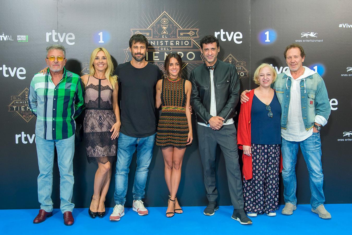 El reparto de 'El ministerio del tiempo' en el photocall en el FesTVal de Vitoria por el estreno de la serie.