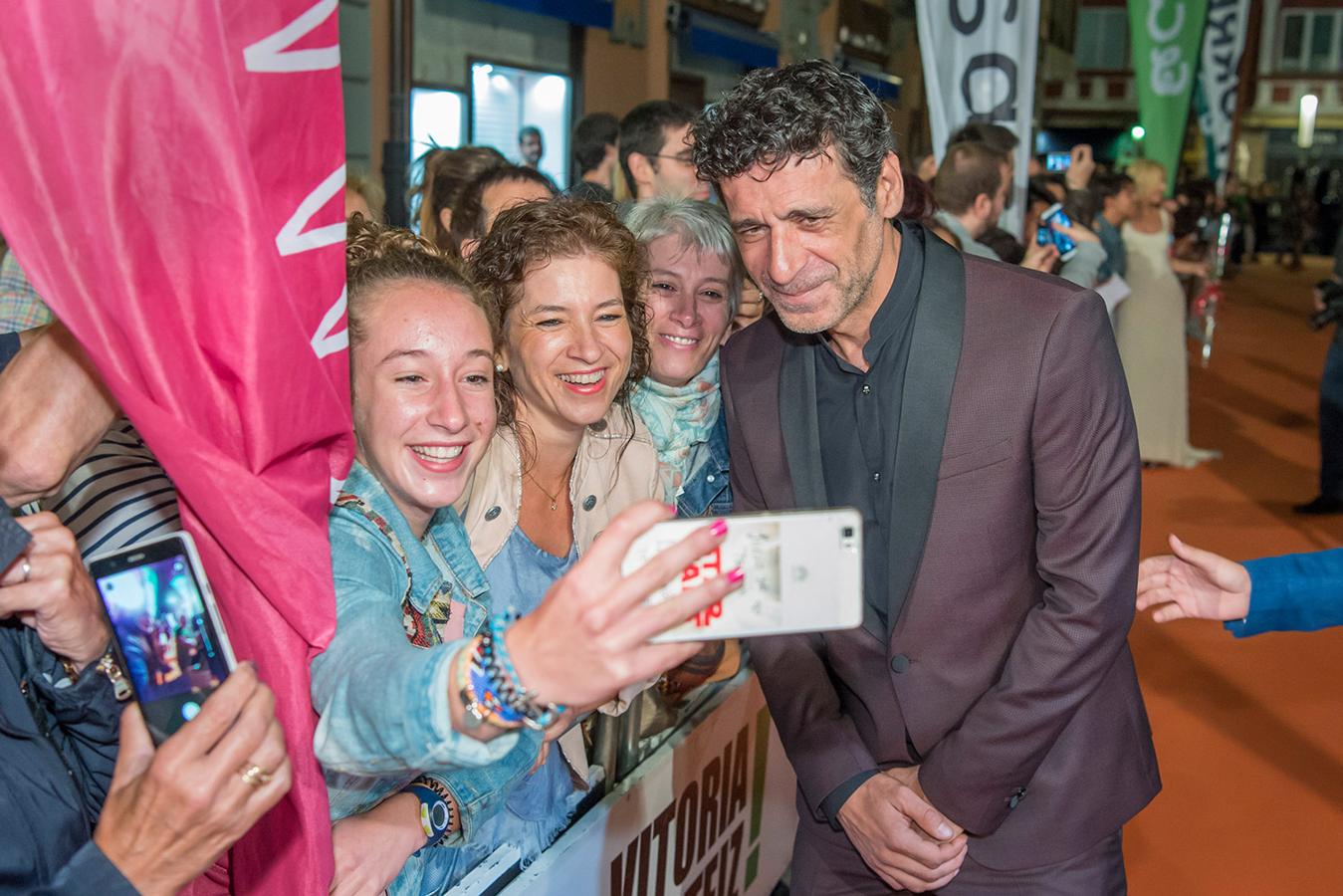 El actor Nacho Fresneda con algunos de sus fans en la alfombra naranja del FesTVal de Vitoria por el estreno de la serie.