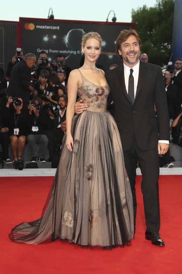 Claro, que unas horas antes habíamos visto cómo para pisar la alfombra roja de la 74ª Mostra de Venecia por primera vez, JLaw se vistió de princesa y derrochó glamour con este vestido de ensueño de Dior, firma de la que es imagen.