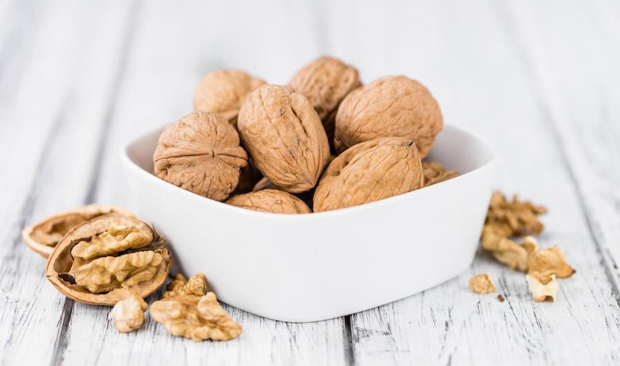 Las nueces estacan por su contenido en omega 3, que mejora la memoria, el aprendizaje y potencia la plasticidad cerebral.