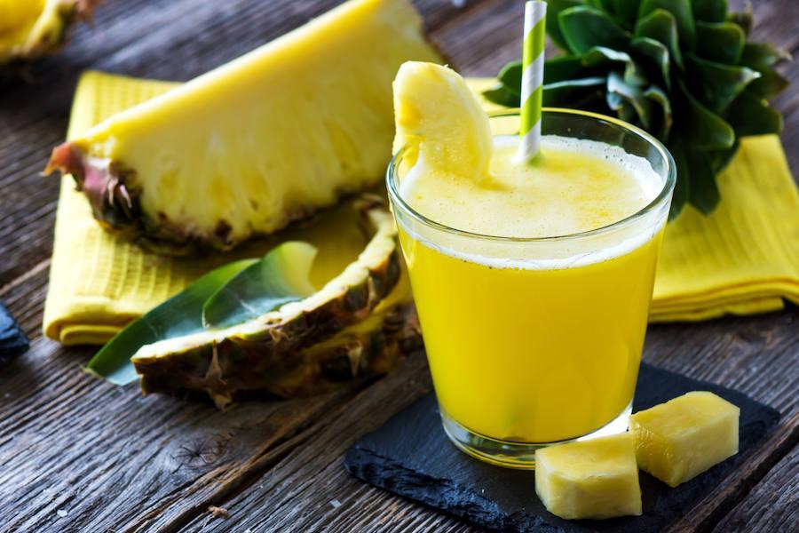 La piña es rica en minerales, vitaminas y compuestos activos que estimulan la producción de serotonina, generando vitalidad.