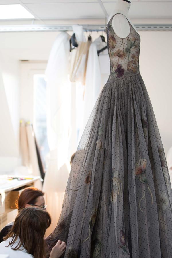 Las modistas trabajando en el vestido, casi terminado.