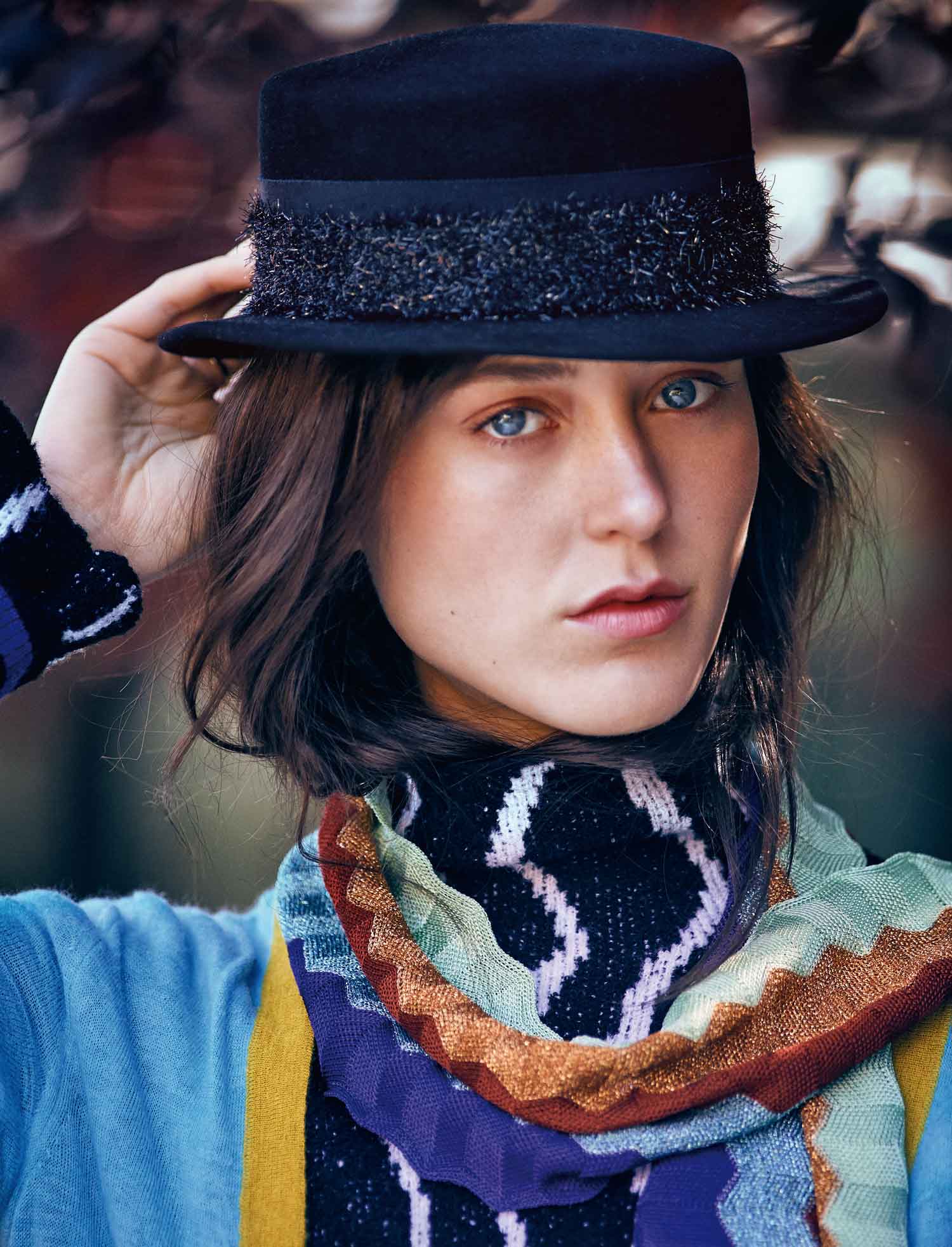 Jersey de Victoria by Victoria Beckham; fular de Missoni y sombrero de Maison Michel.