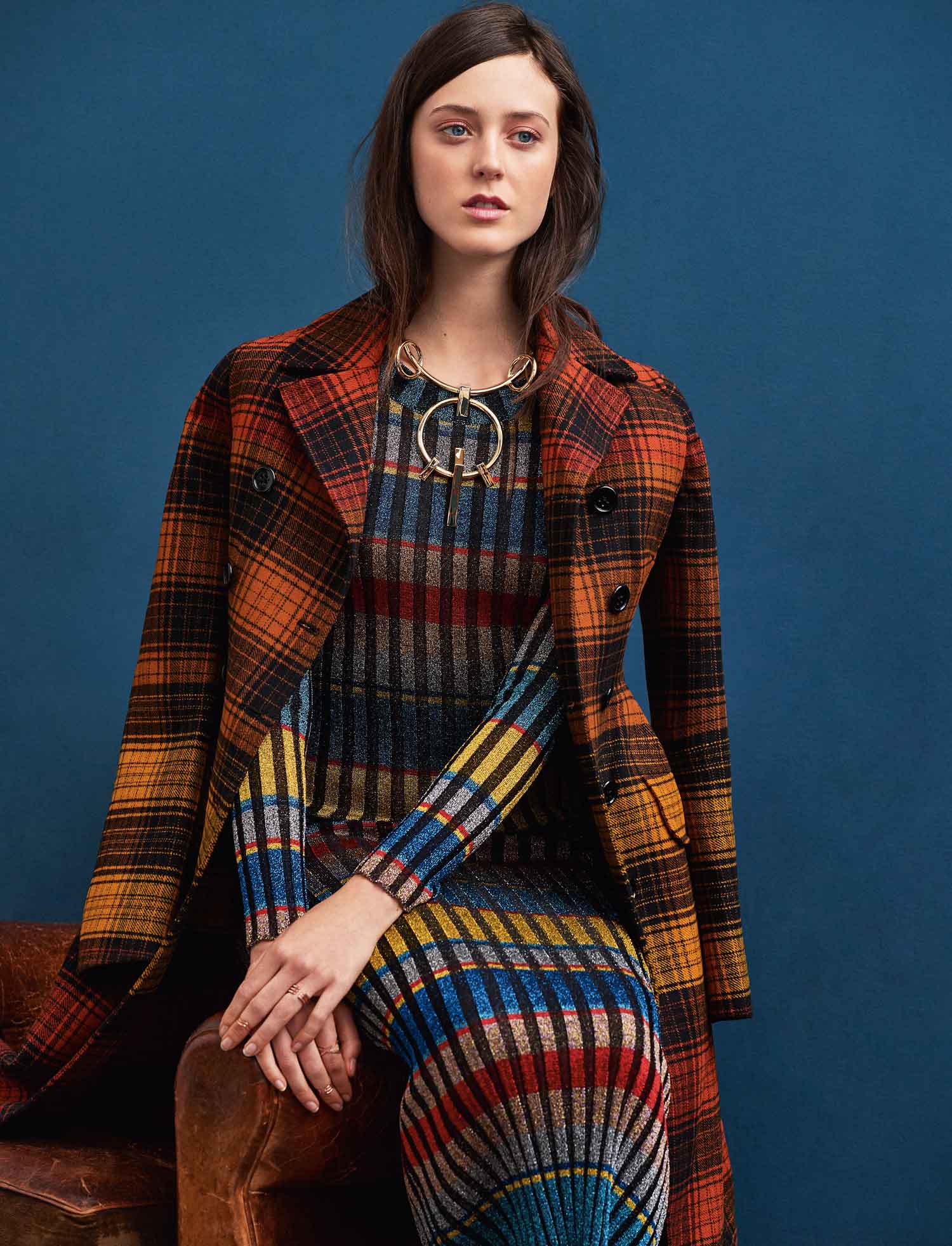 Abrigo de Bottega Veneta; vestido de lurex estampado de Missoni; collar de Schield y anillos de Aristocracy.