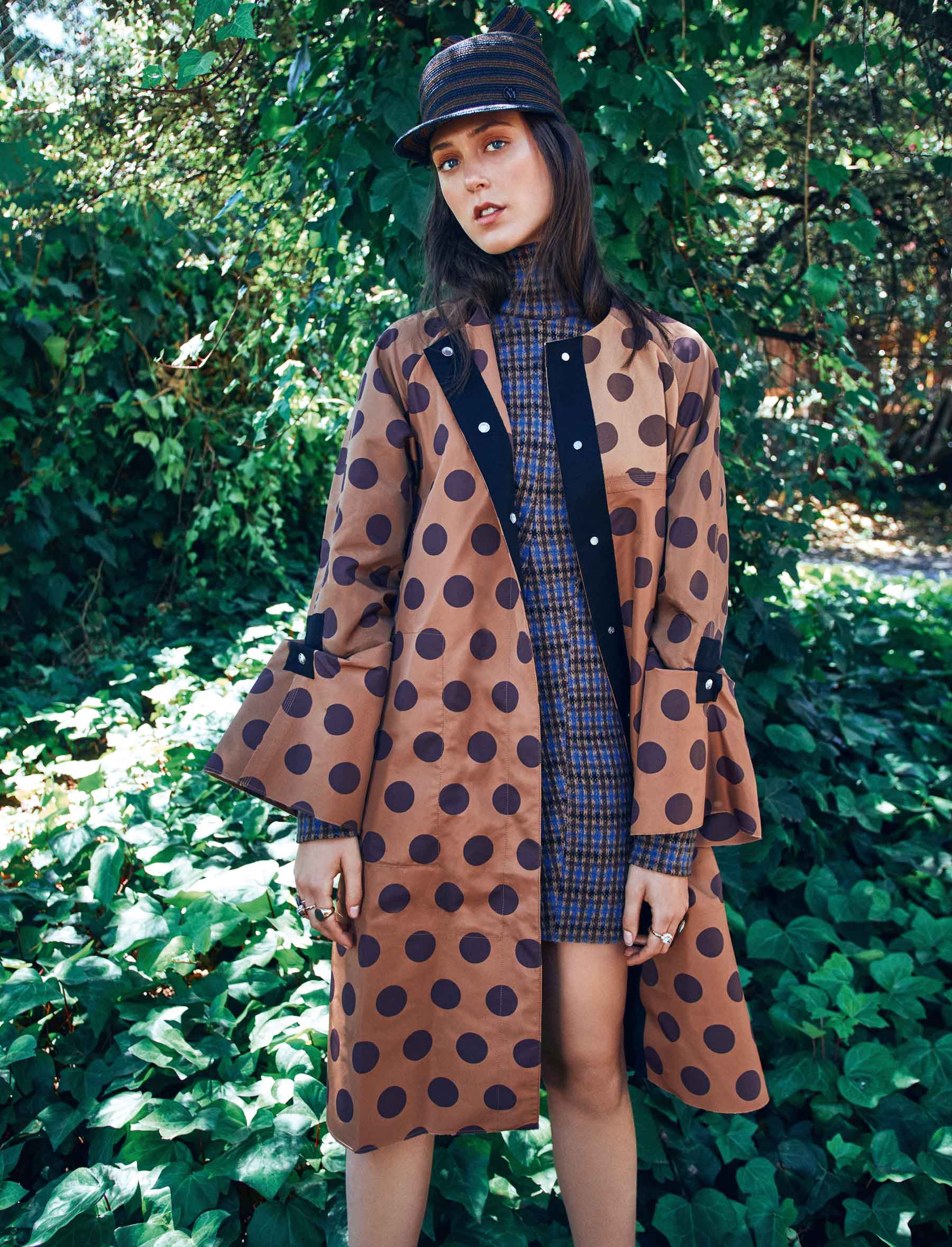 Abrigo de Loewe; vestido de Stella McCartney y gorra de Maison Michel. Sello con piedra verde de Aurélie Bidermann y anillos de Dior.