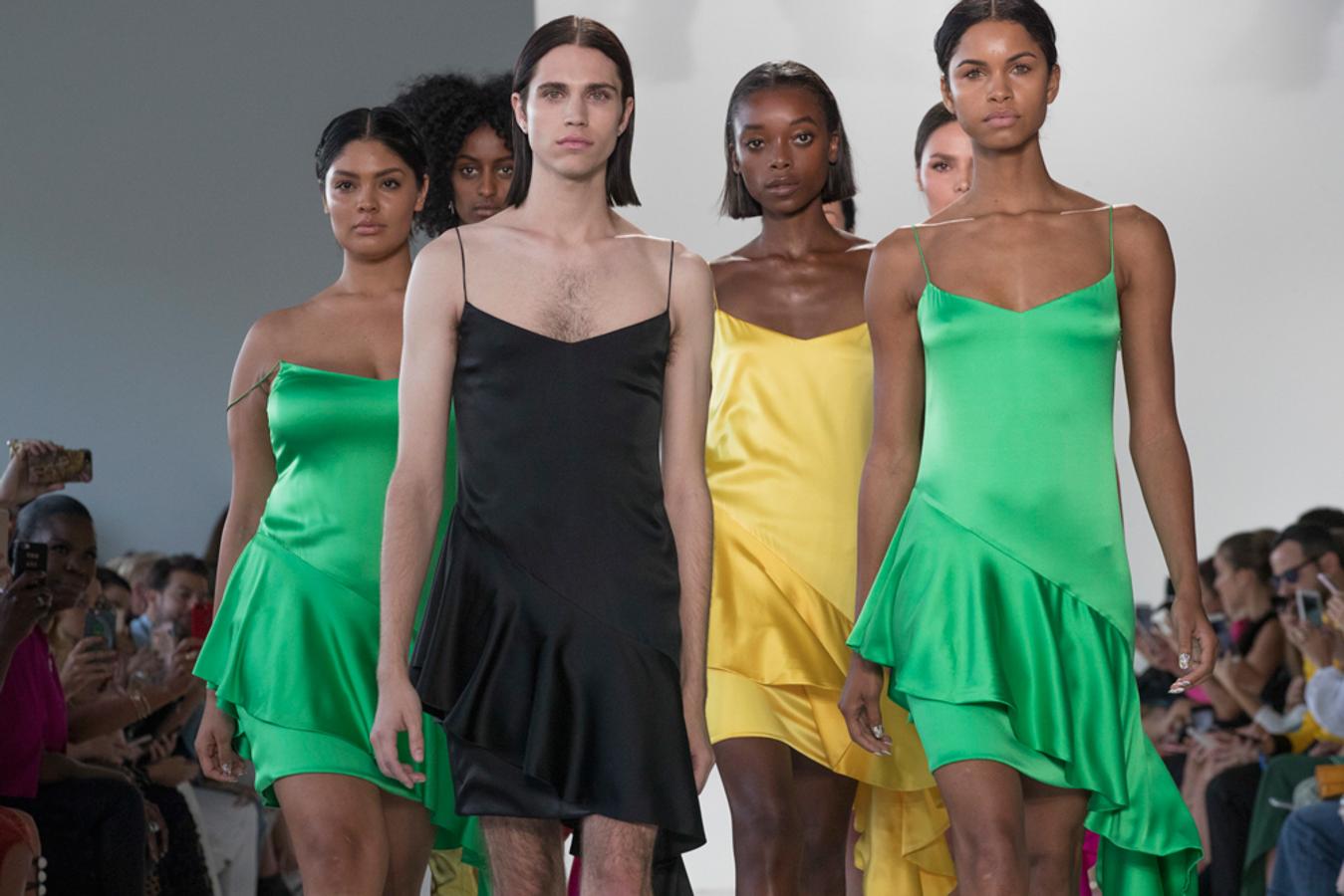 Modelos masculinos enfundados en vestidos cortos y ajustados, unas prendas destinadas hasta este momento a los cuerpos de la mujer.