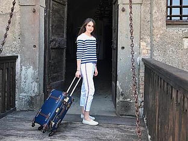 Mathilde Melusine con un 'look' casual de pantalones y camisetas a rayas.