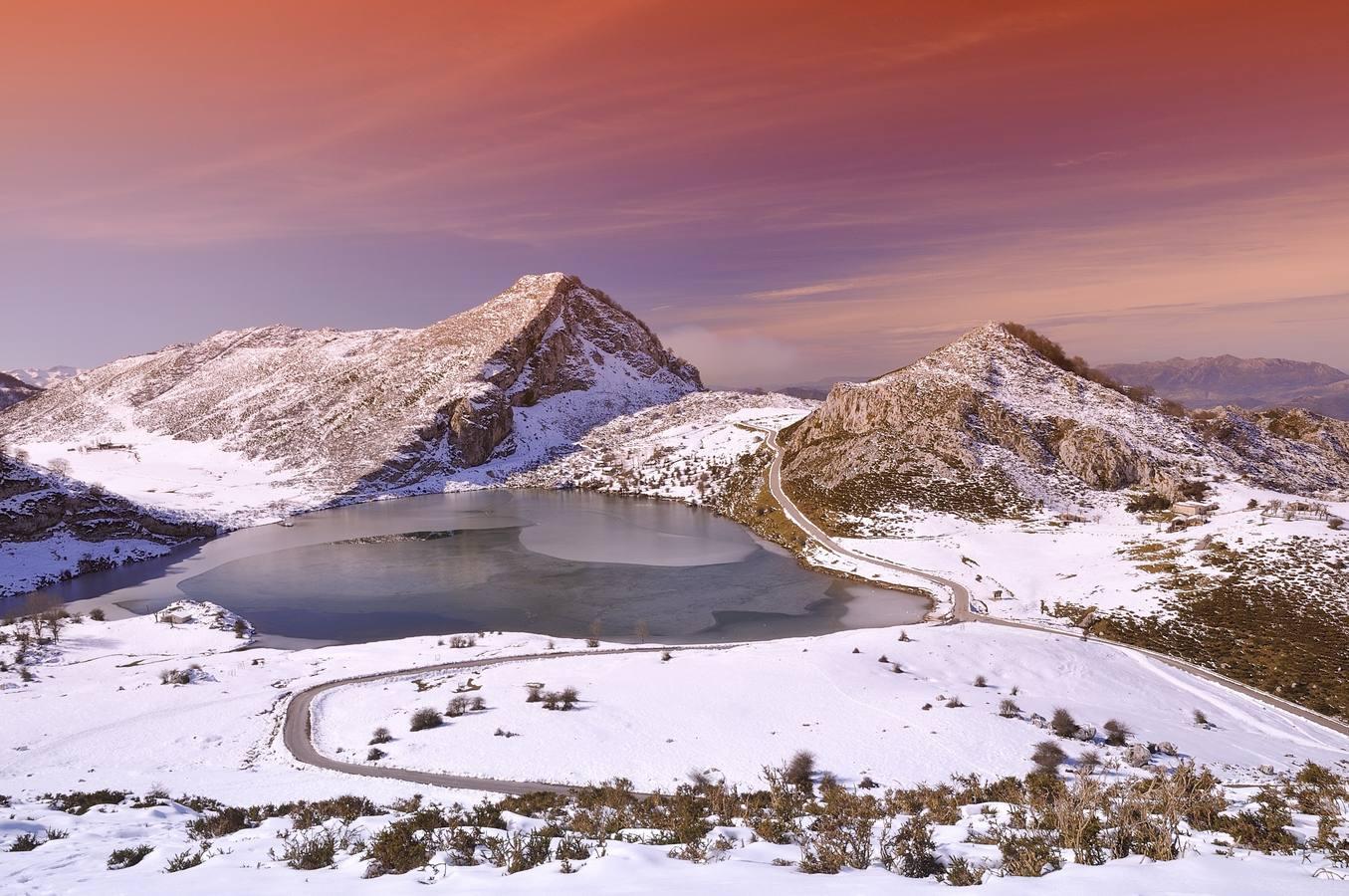 De día, los Lagos de Covadonga son uno de los sitios más turísticos de Asturias. De noche, un salvaje enclave de los Picos de Europa. Uno de los rincones más románticos de España.