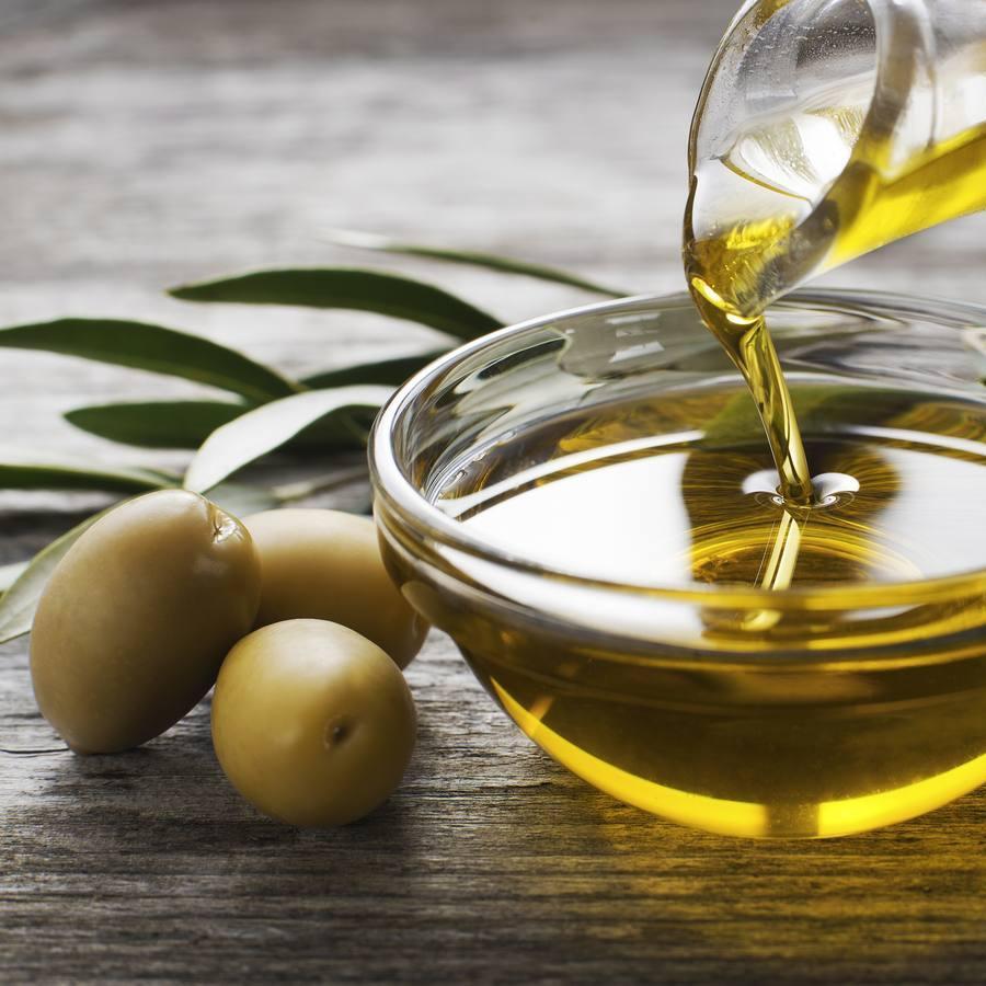 El aceite de oliva virgen extra favorece la absorción de nutrientes y disminuye el colesterol. Es un excelente aliado para regular la grasa abdominal.