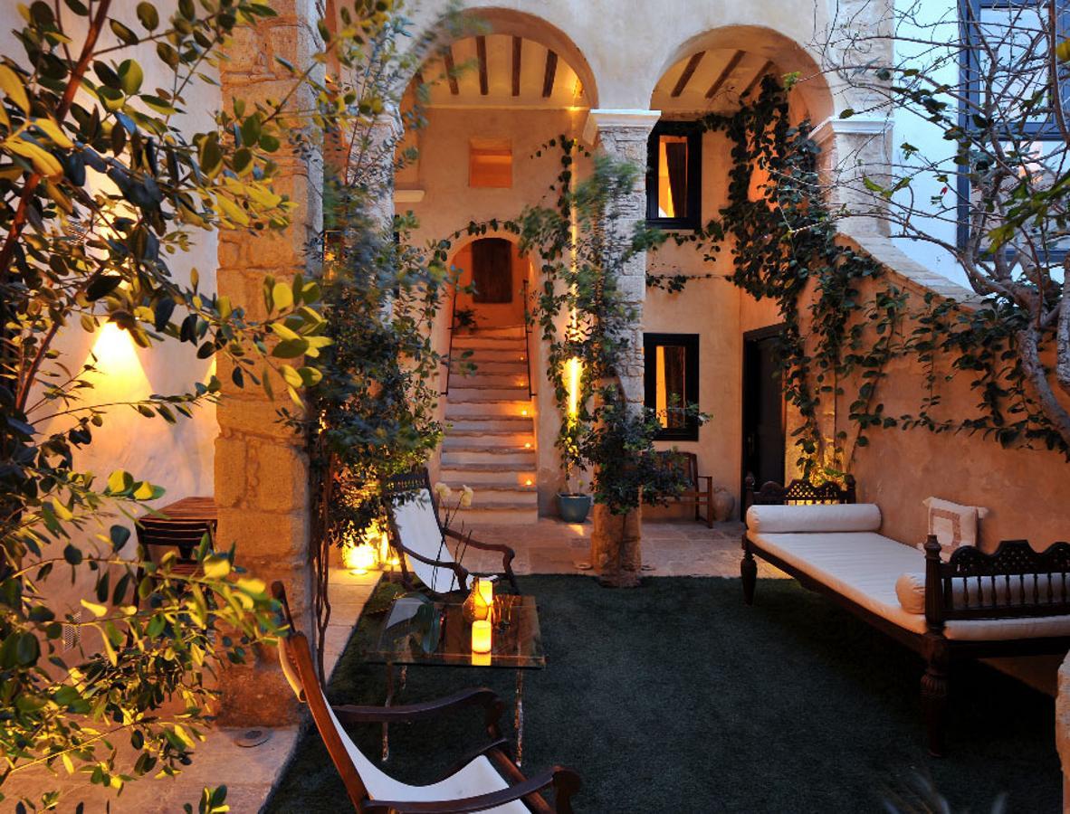 El hotel V revivirá en vosotros el encanto bohemio que tiene Cádiz. Está situado en Vejer y es perfecto para un fin de semana romántico.