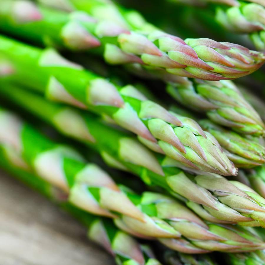 El espárrago verde es el super alimento antiinflamatorio pues ayuda a eliminar todo el exceso de agua del organismo, aliviando toda la inflamación y la incomodidad generado por las digestiones largas.