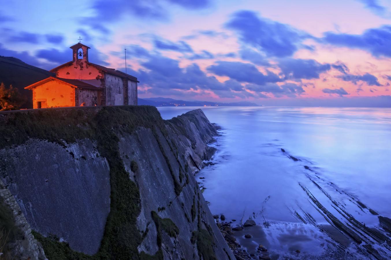 Entre las localidades de Deba y Zumaia, encontrarás los impresionantes acantilados del Flysch y sus bellos atardeceres de fondo. Más romántico y mueres de amor.