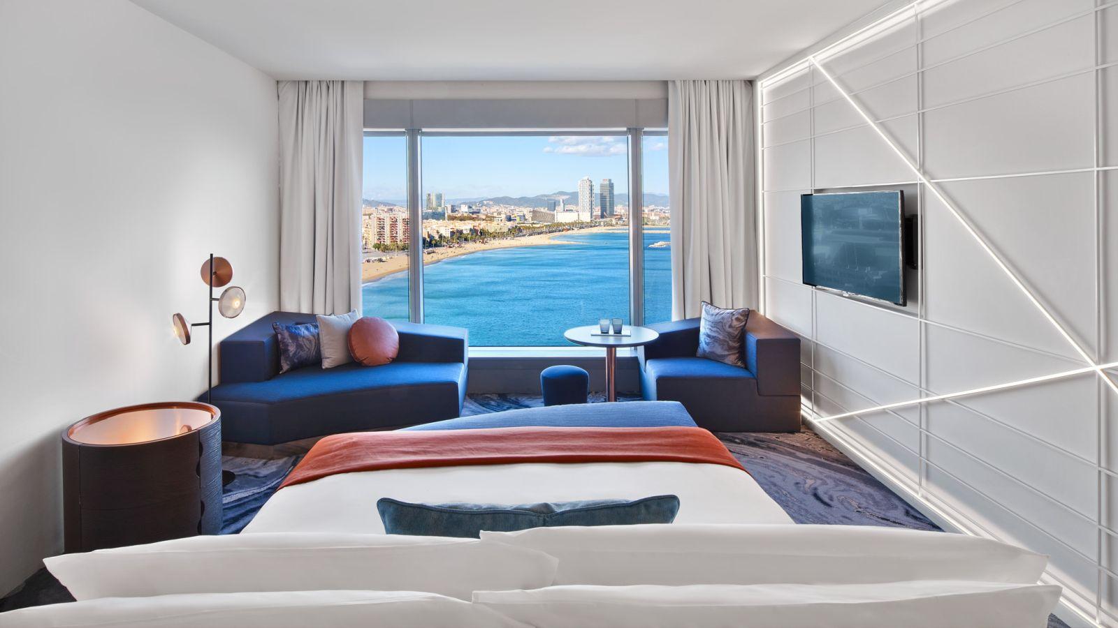 Disfruta de las mejores vistas de Barcelona y despierta la pasión en el hotel W. Lujo y confort para noches de película.