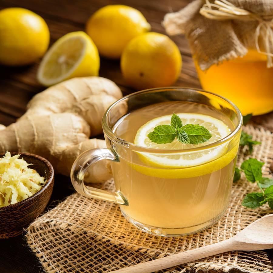 El jengibre es un antiinflamatorio natural y una ayuda para la digestión porque relaja los músculos del tracto digestivo, lo cual reduce la inflamación. Además, contiene una enzima que absorbe las proteínas, reduciendo los gases que producen las proteínas.