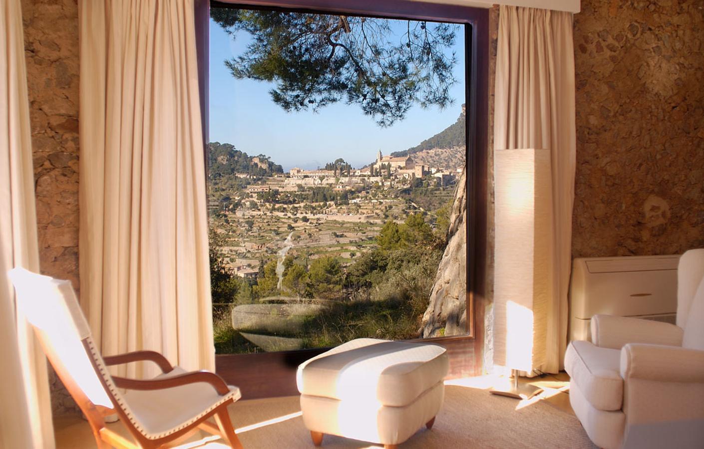 Escápate al Hotel Mirabó de Valldemossa situado en la Sierra de Tramuntana, Mallorca. Perfectos para que tu y tu pareja dejéis la mente en blanco y surja la pasión.