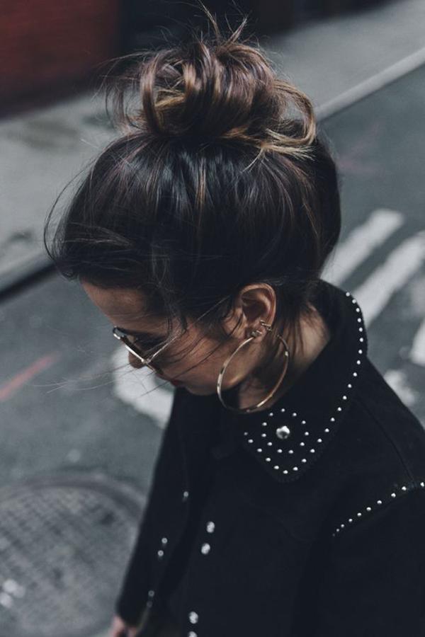 Los moños altos y desechos siempre están de moda. ¡Suelta algunos pelitos por la parte delantera del rostro y quedará genial!