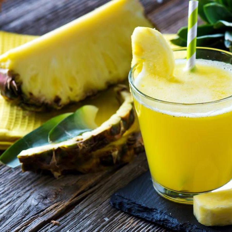 El alto contenido en bromelina de la piña ayuda a absorber proteínas y conseguir fibra indisoluble que facilita la eliminación de toxinas y mejora la salud intestinal.