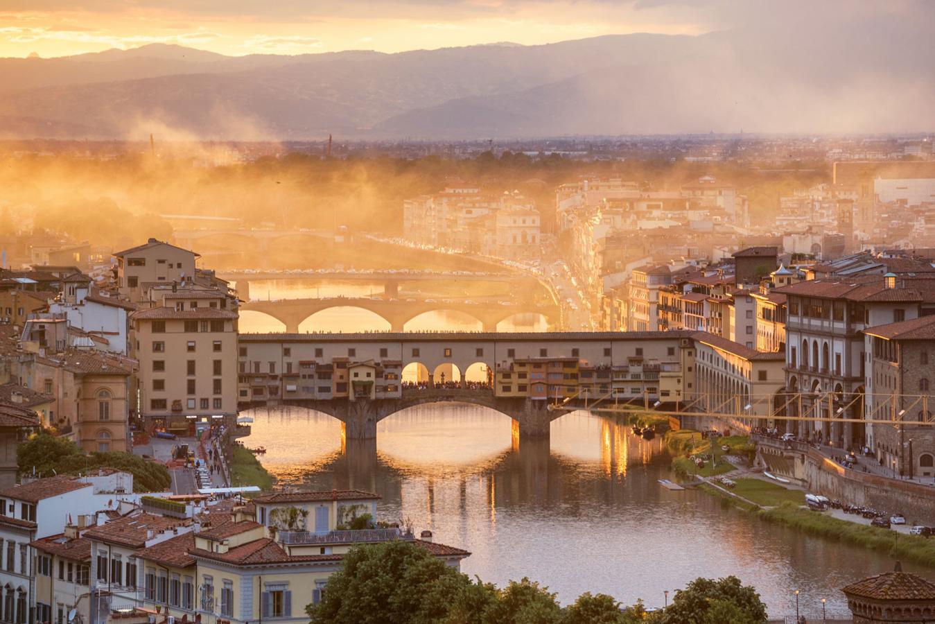 Sin duda una de las ciudades del amor es Florencia, en Italia. Sus paseos por el Ponte Vecchio al atardecer te aseguran una experiencia inolvidable.