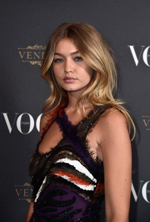 Gigi Hadid en el aniversario de Vogue de 2015. Lleva una melena larga con reflejos.