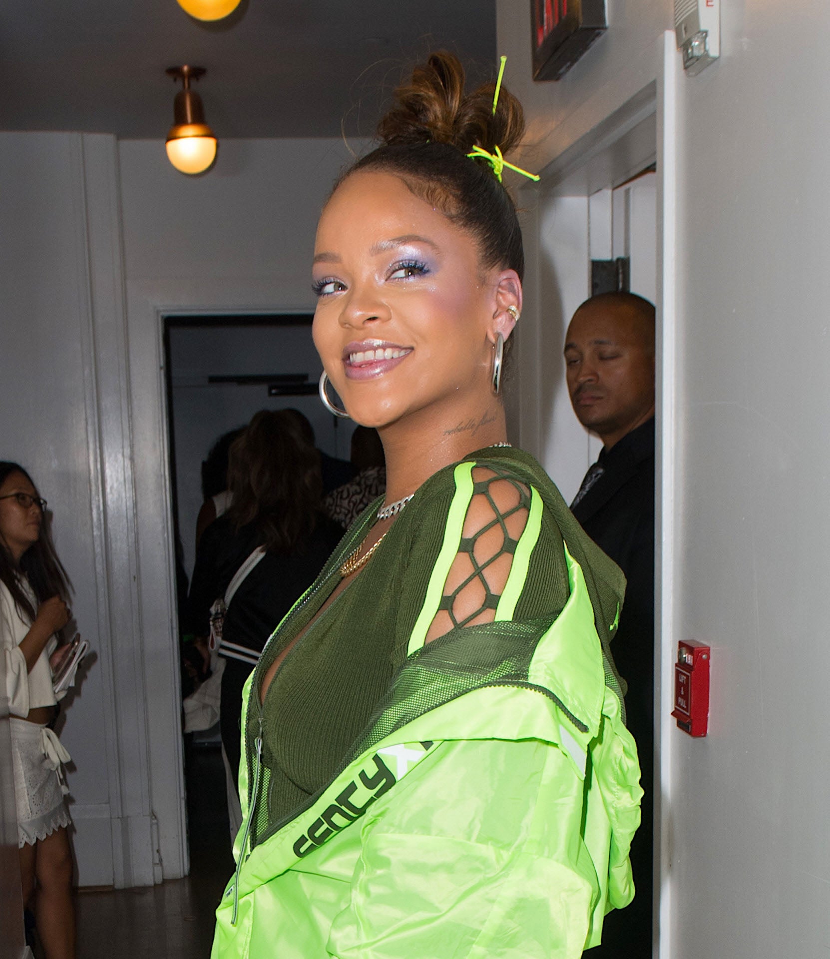 Este otoño se busca la luz en el rostro. Sinónimo de juventud y frescura, si quieres lucir la luminosidad de Rihanna, empieza por limpiar e hidratar bien tu cara. Los polvos iluminadores y las sombras satinadas y brillantes serán tus cosméticos aliados.