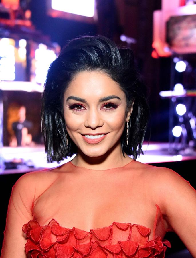 La cantante Vanessa Hudgens en la fiesta de VMA de 2017. Lleva un peinado bob corto con efecto despeinado.