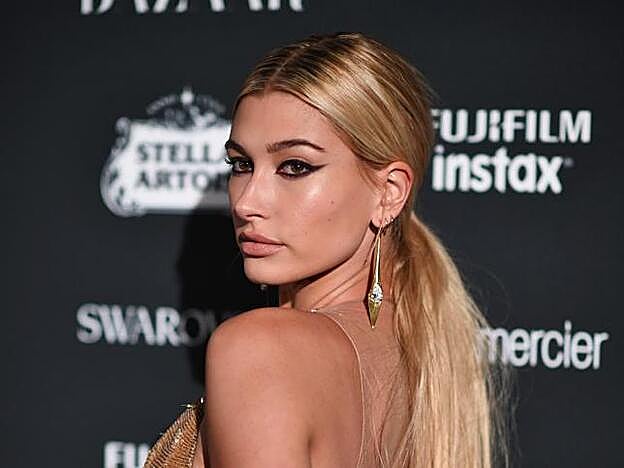 Hailey Baldwin con un eyeliner 'cat eye' (ojos de gata).