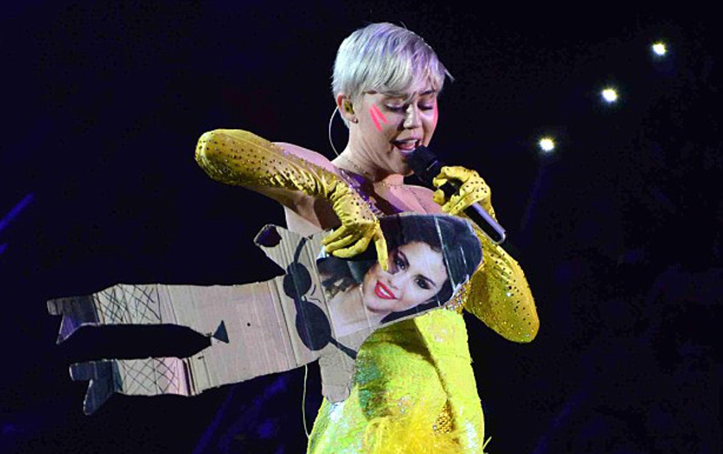 No cabe ninguna duda de que Miley Cyrus ha hecho todo lo posible para ser el centro de atención los últimos años. Y si bien es cierto que sus escándalos los ha protagonizado ella, tuvo un pequeño incidente con Selena Gómez cuando, durante un concierto en Milán en 2014, apareció con una cartulina con la cara de Selena pegada y dedicándole la canción 'FU' (Fuck You)... Selena 'pasó' del tema en su momento, pero en 2016 reveló que ambas estuvieron unos años atrás prendadas del mismo chico: ¡Nick Jonas! "Soy fan de su música, no sé si ella dirá lo mismo de la mía", comentó Selena para zanjar el tema.