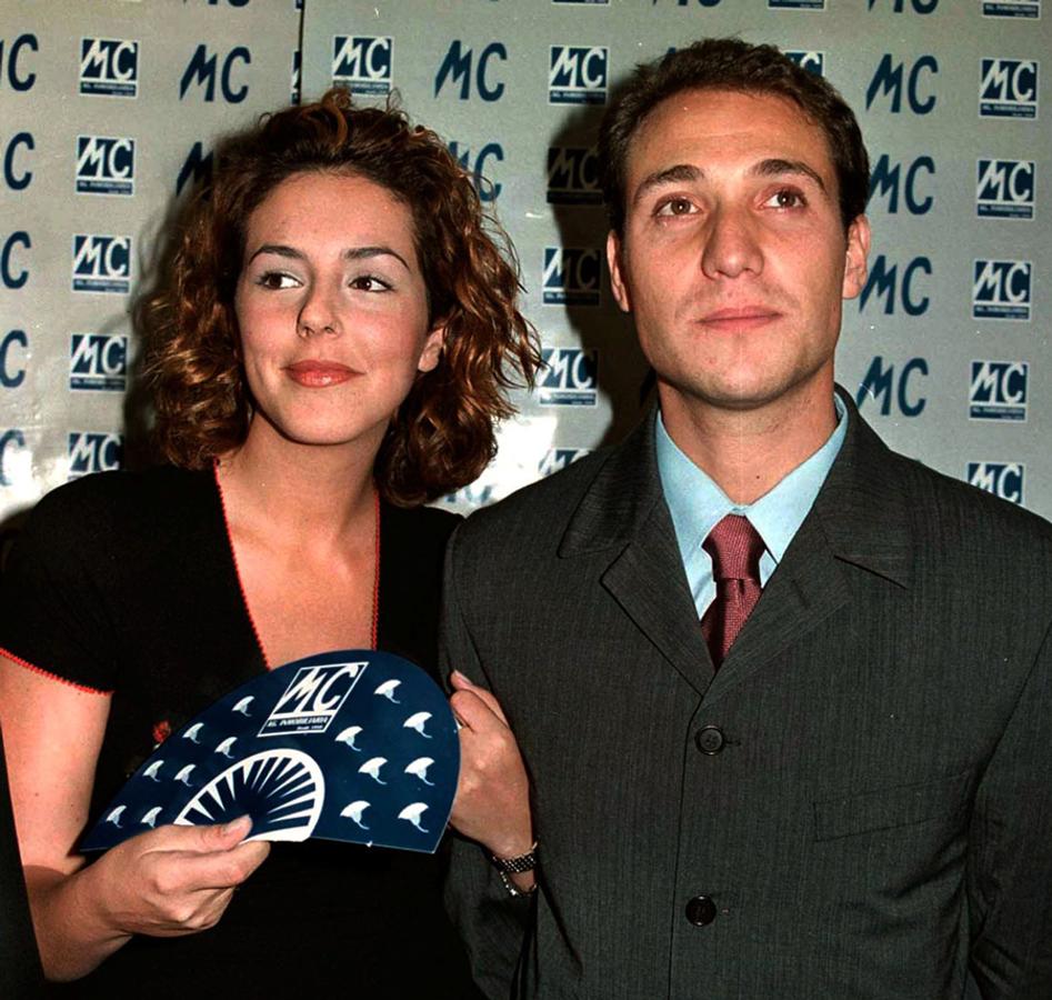 Unos jovencísimos Antonio 'Da' y 'Rociíto' coparon las portadas de la prensa del corazón a finales la década de los 90. No había 'sarao' al que no acudieran y su caché estaba por las nubes. Pese a la oposición inicial de 'La Más Grande' -Rocío Jurado- la pareja estuvo junta durante cuatro años (boda incluida), desde 1996 hasta 2000 y tuvieron dos hijos; Rocío y David. Todo parecía felicidad hasta que llegó la separación... Que trajo más cola aún en las revistas del corazón. Desde entonces su enemistad ha ido en aumento. De hecho, en julio de este año se enfrentaron en los juzgados por la custodia del hijo menor, David, que recientemente ha cumplido 18 años.