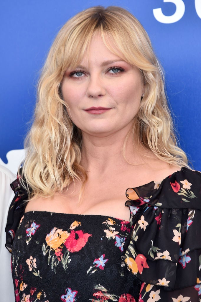 La actriz Kirsten Dunst apuesta por el flequillo en cortina con long bob ondulado.