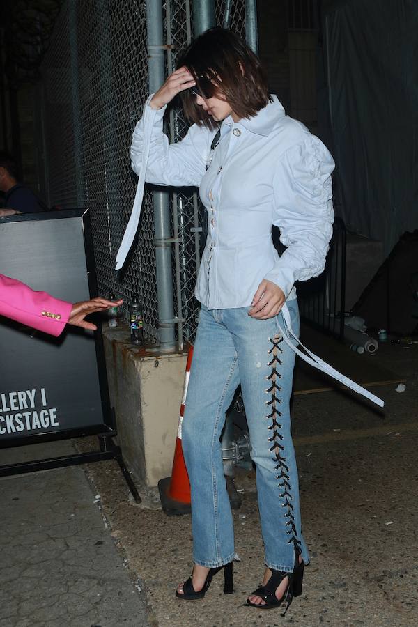 La tendencia 'lace up' se apoderó de los escotes y también de los jeans como los de Bella Hadid.