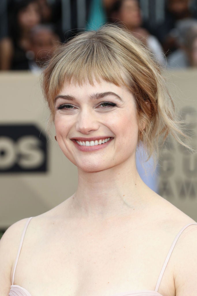 Alison Sudol con recogido y flequillo Baby Bang con algunos mechones más largos.