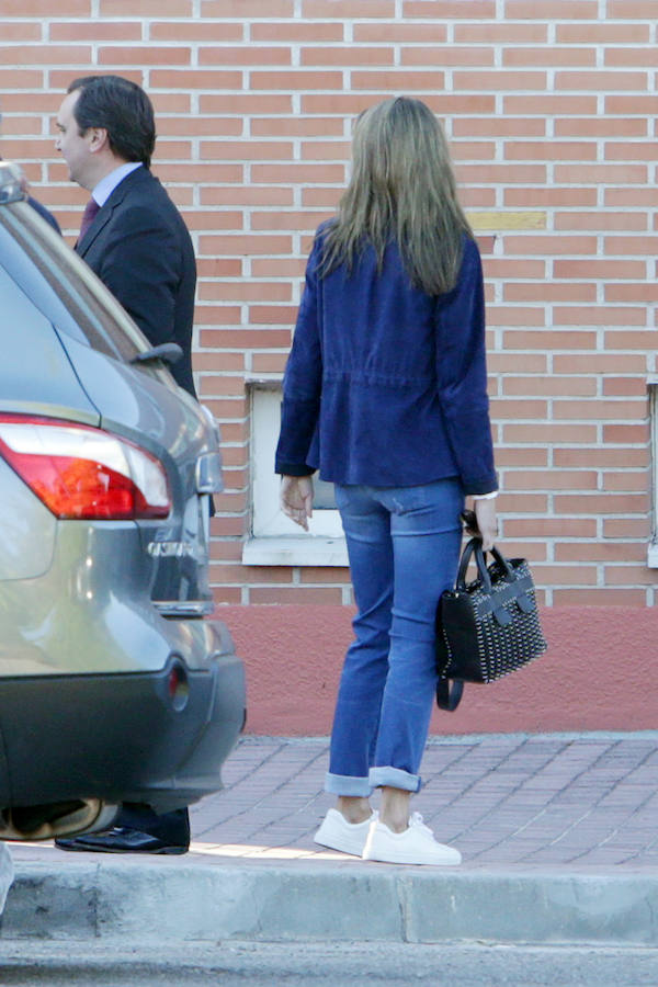 Podemos contar con los dedos de una mano las veces que la prensa ha pillado a la reina Letizia con vaqueros, una pieza que es un básico en cualquier armario, sin embargo, en su armario 'royal' no abundan. En el primer día de colegio de sus hijas, la soberana lució unos jeans pitillo ligeramente desgastados y con el bajo enrollado, una chaqueta de entretiempo tipo sahariana, unas deportivas blancas y un bolso con tachuelas de Paco Rabanne.
