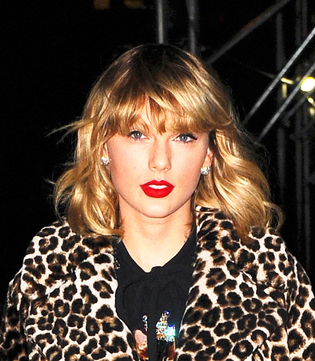 La cantante Taylor Swift es inseparable de su flequillo. Aunque en ocasiones lo lleva ladeado, lo habitual es así, recto, muy tupido, y con su bob o media melena.