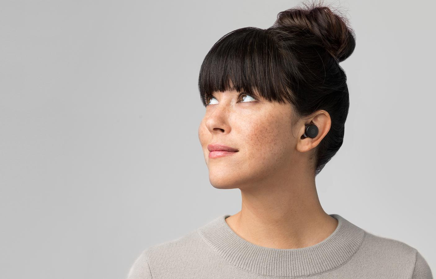 Los 'wearables' de 'fitness' hasta ahora se limitaban a la muñeca. Pero el siguiente paso ya está aquí: llegan los 'hearables': los auriculares inalámbricos para 'fitness'. Una línea que abrió la 'startup' Bragi con su visionario 'The Dash' y que los grandes fabricantes han comenzado a explorar. Los 'hearables' prometen acumular y darnos toda la información de nuestro entrenamiento con solamente dos cómodos auriculares ¡y además sin cables! Y además volcarán todo el registro de nuestro entrenamiento en nuestro 'smartphone' y/o ordenador. Y ojo porque Oakley ya vende sus nuevas gafas Radar Pace, con auriculares 'fitness' integrados... ¿Veremos al fin las Google Glasses con todo integrado para una sesión completa de ejercicio?