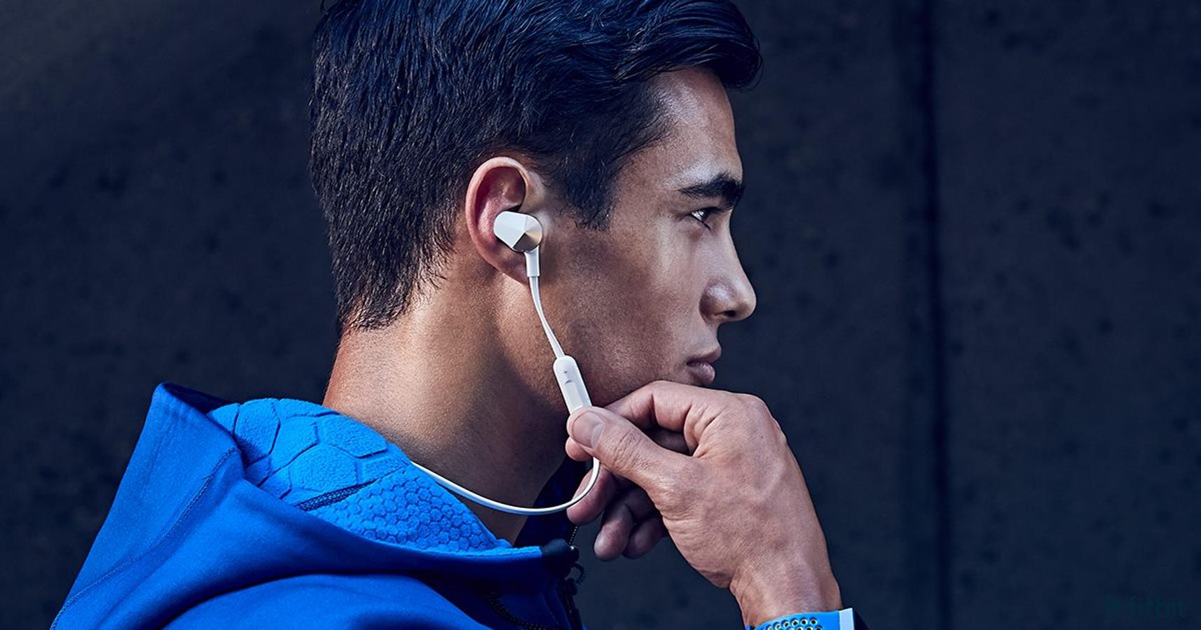 Dicen que una imagen vale más que mil palabras, pero cuando estamos haciendo ejercicio, desviar la mirada a nuestro 'smartphone' o 'smartwatch' nos puede distraer del objetivo. Bajo esta premisa surgió Aaptiv, la primera aplicación de 'fitness' que no se mira, sino que se escucha. La 'app' nos sugerirá varias rutinas (ciclismo, running, gimnasio, ejercicio en casa...) en las que un 'entrenador' nos dará las indicaciones oportunas en nuestros auriculares como si estuviera allí. Y mientras sonará una selección musical adaptada a nuestro ejercicio. Lo malo es que está en inglés y que cuesta 9,99 dólares al mes. Aunque lo puedes probar sin coste durante 7 días.