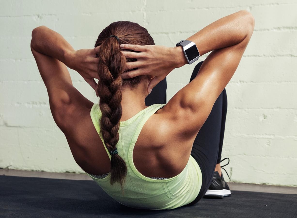 El nuevo Apple Watch 2017 tendrá conectividad 4G, por lo que ya no necesitará conectarse al iPhone... Los nuevos 'smartwatches' que están al caer cada vez tendrán menos dependencia de tu 'smartphone'. Además, las diferencias entre 'deportivos' y 'normales' será cada vez más acusadas. En el caso de los 'fitness', es inevitable rendirnos al nuevo Fitbit Ionic. Una auténtica tecnológica con GPS integrado, conectividad WiFi y Bluetooth, es resistente al agua (de hecho registra tus entrenamientos de natación), ha mejorado su sensor cardiaco hasta el punto de ser casi tan fiable como un pulsómetro (y más cómodo, claro está) y puedes cargarle música en su memoria interna. Vamos, que será completamente independiente de tu 'smartphone'. El enemigo a batir por la competencia a partir de su salida en octubre.