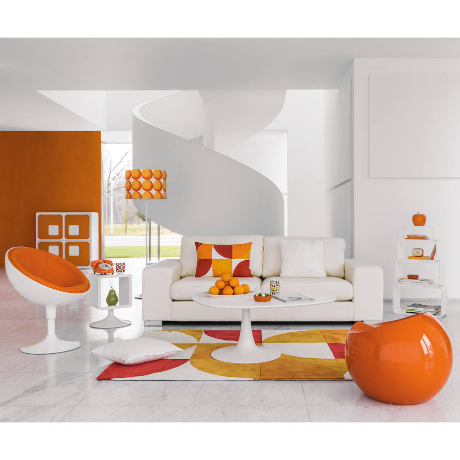 La explosión de color más 'setentera' encuentra su lienzo perfecto en el minimalismo en blanco de este salón.