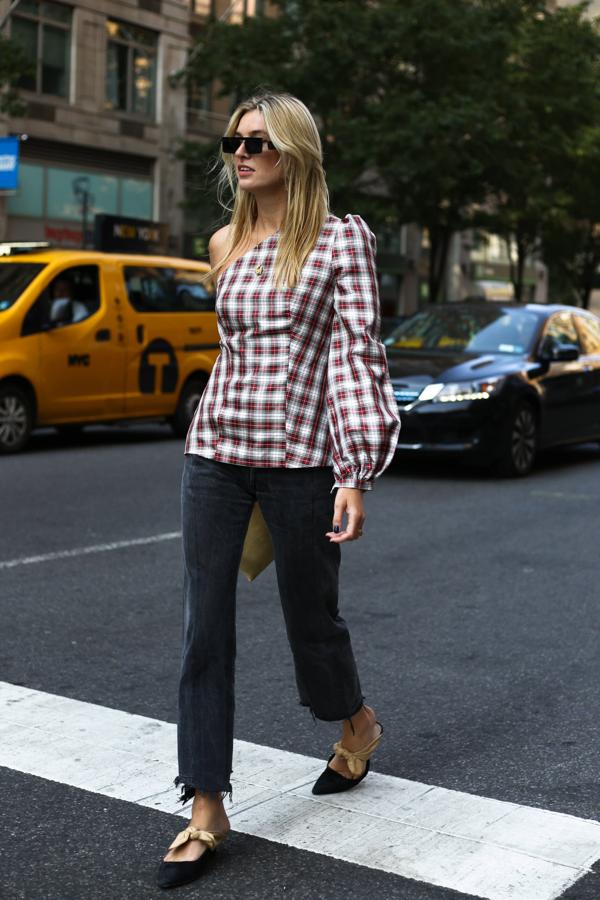 Esta blusa asimétrica consigue darle un 'twist' al clásico estampado tartán. Combinado con básicos en negro el resultado es perfecto.