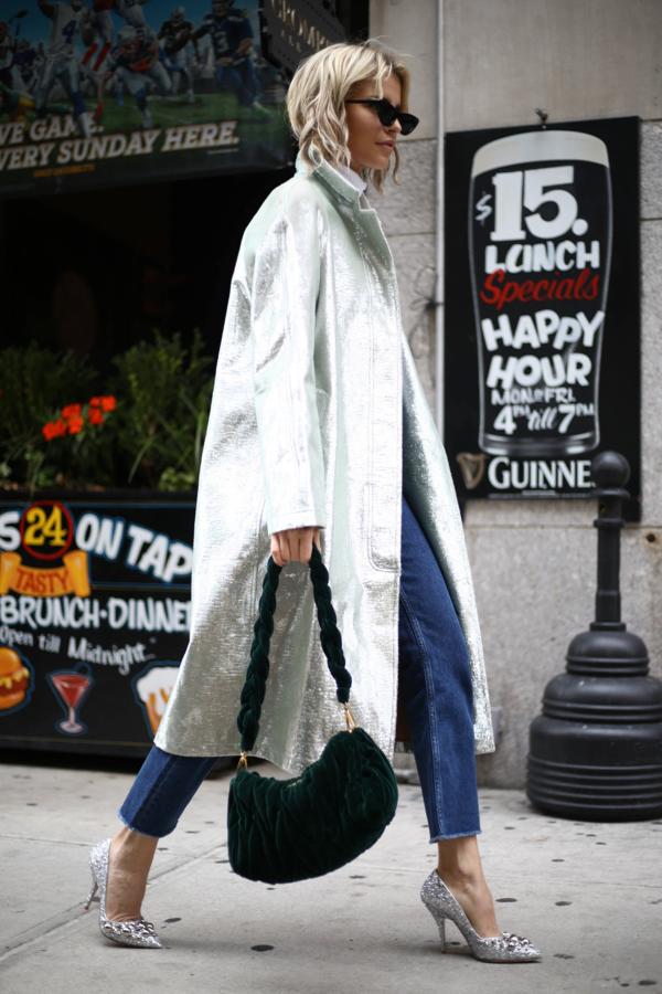 Combina tus jeans favoritos con prendas y complementos brillantes (literalmente) y conseguirás un look perfecto tanto para el día como para la noche.