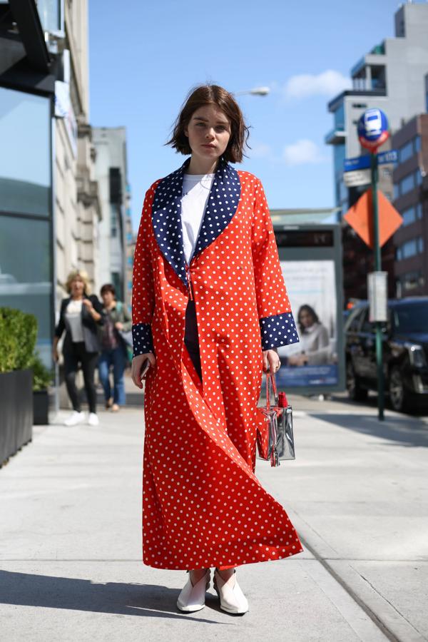 Elige un look básico y añádele una pieza potente que se convierta en protagonista absoluta. El resultado será tan espectacular como este.