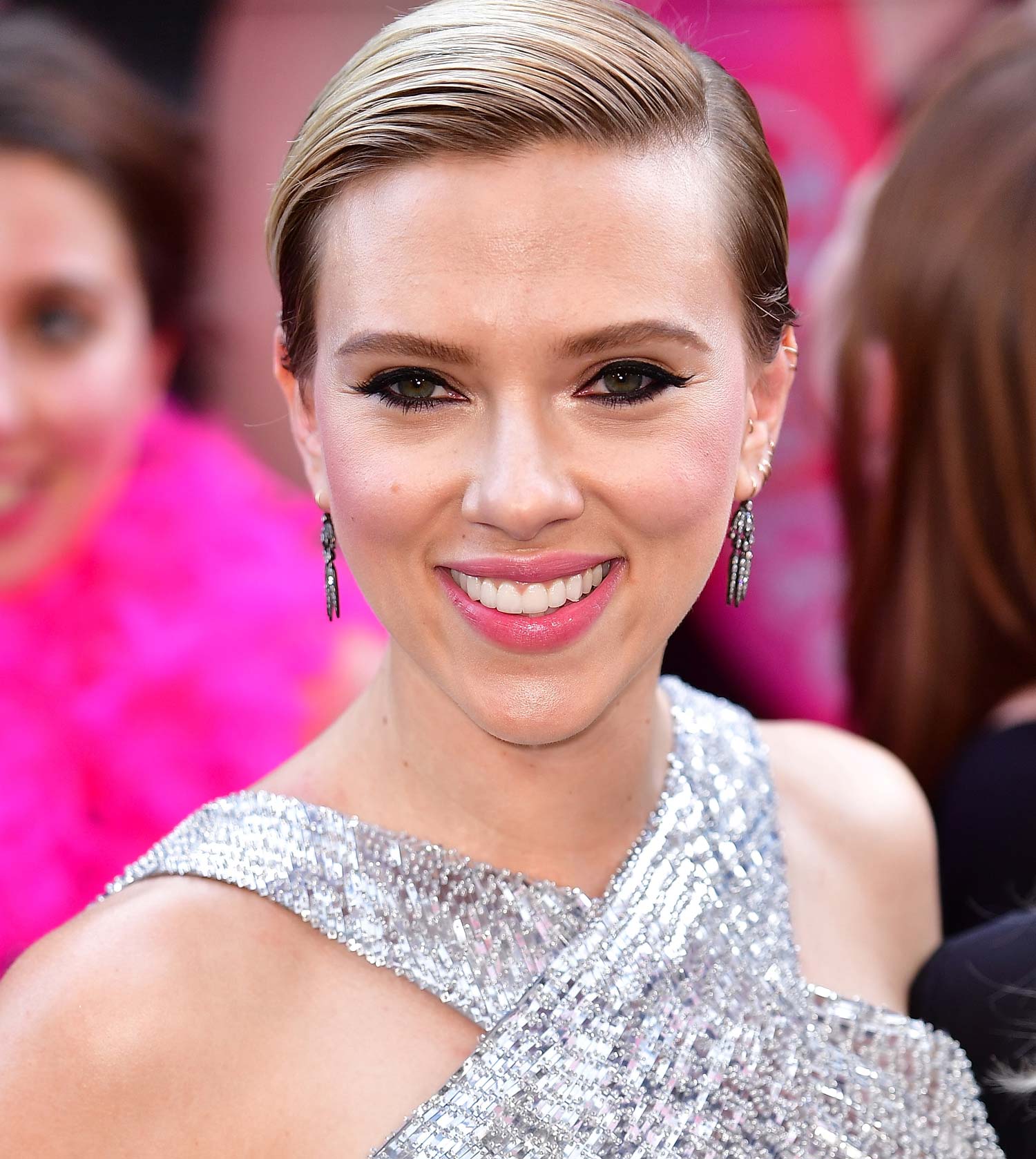 La actriz luce labios difuminados.