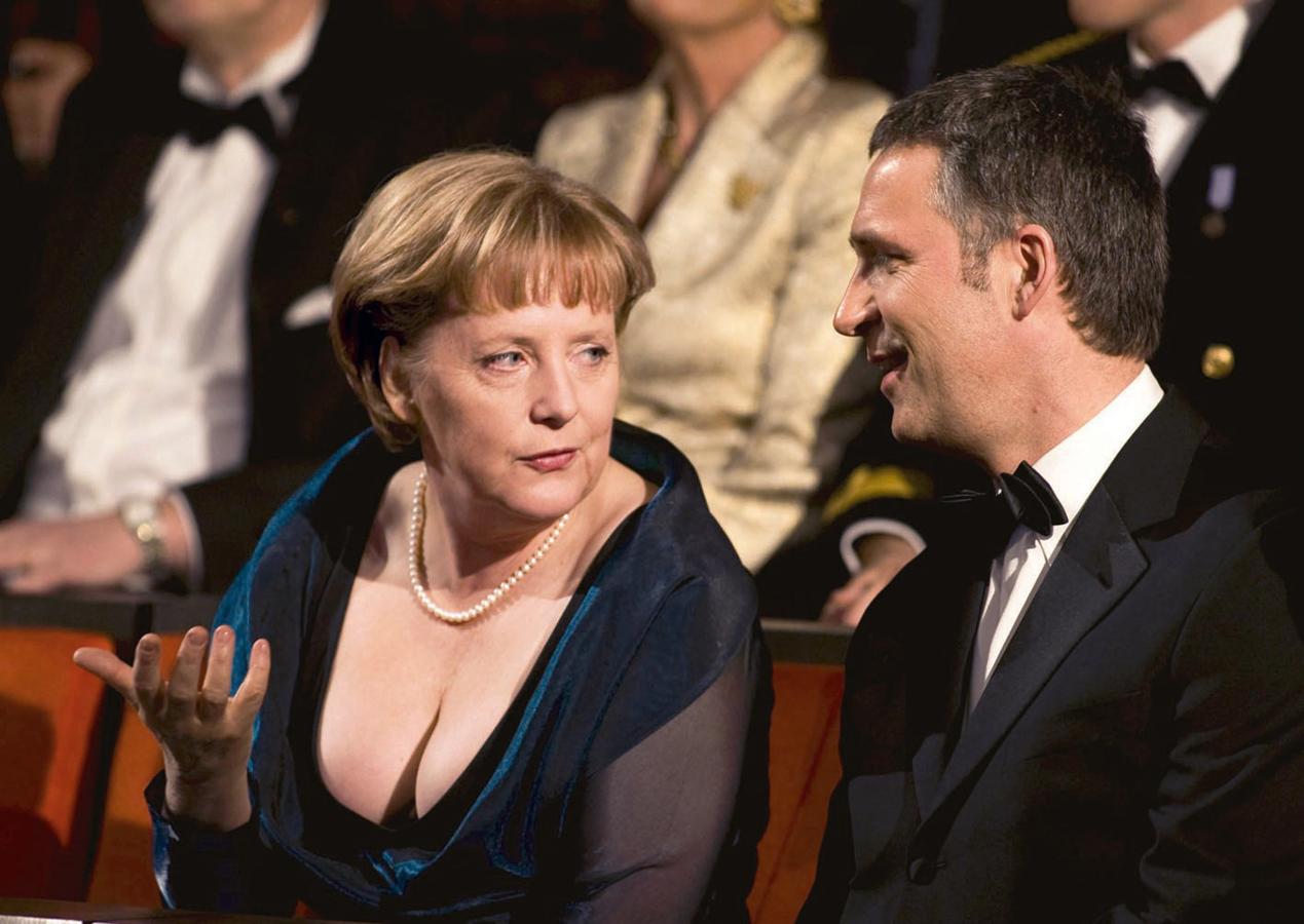 En la inauguración de la Ópera de Oslo (2008). Su escote acaparó titulares ("Merkel saca pecho").
