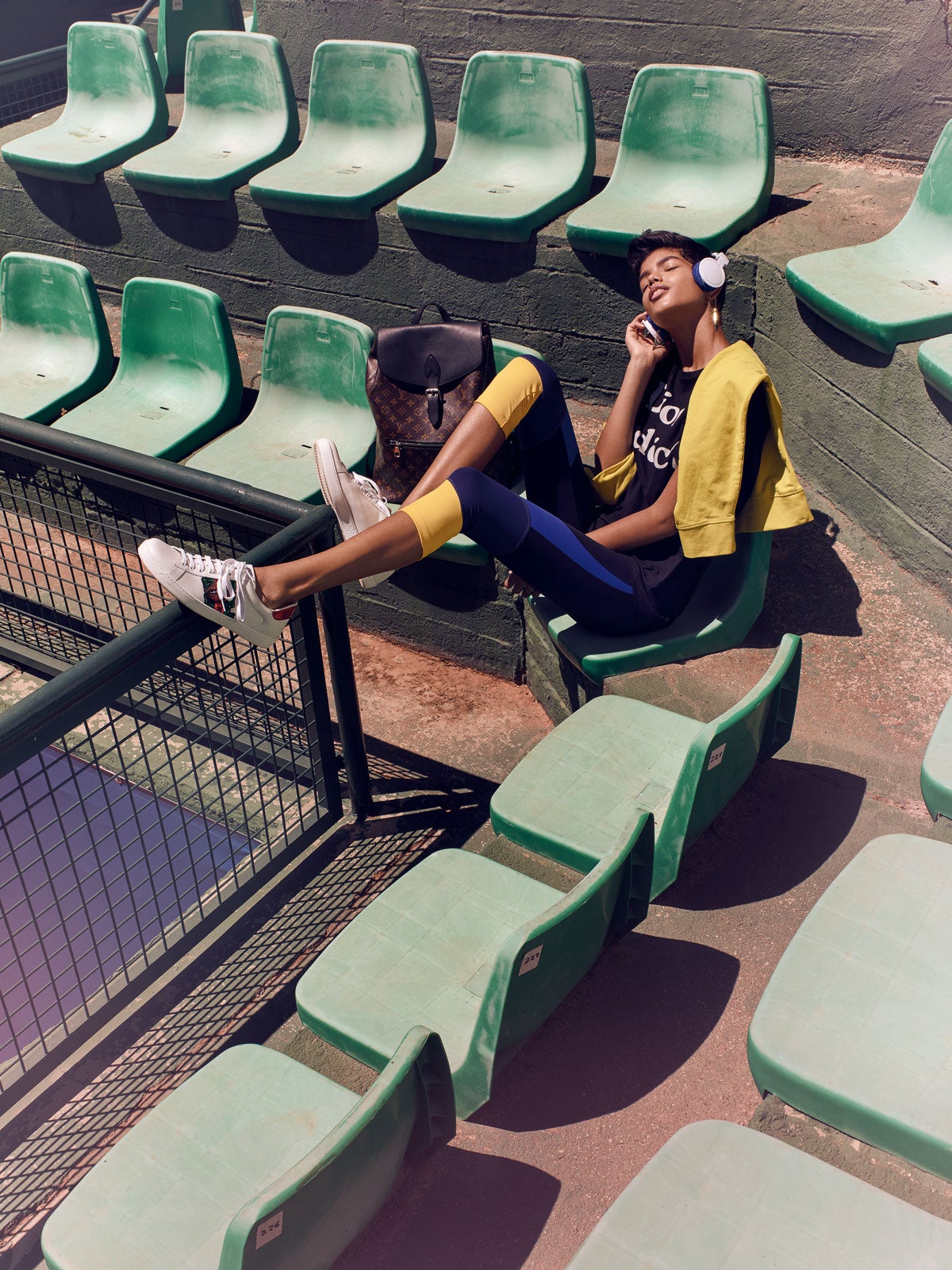 Camiseta de Dior, leggings de P.E. Nation para Mytheresa y sudadera de El Corte Inglés. Zapatillas de Gucci, auriculares de UrbanEars, anillo de Dihn Van y sello de Sansoeurs.