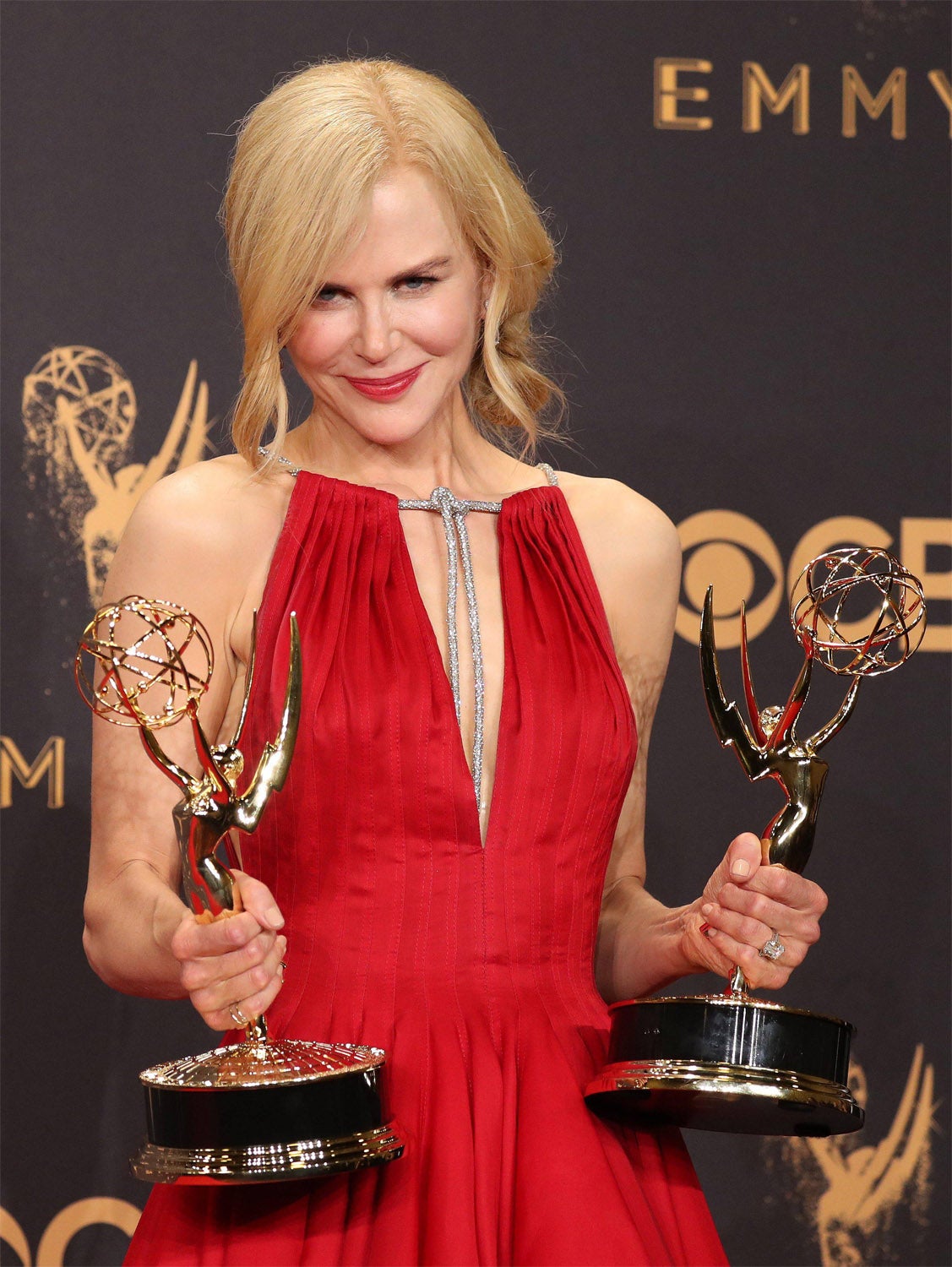La actriz australiana Nicole Kidman se ha convertido en una de las ganadoras de los Emmy 2017 por su papel en 'Big Little Lies'. Nicole lució un bonito recogido trenzado con mechones sueltos y labios rojos, a juego con su vestido.